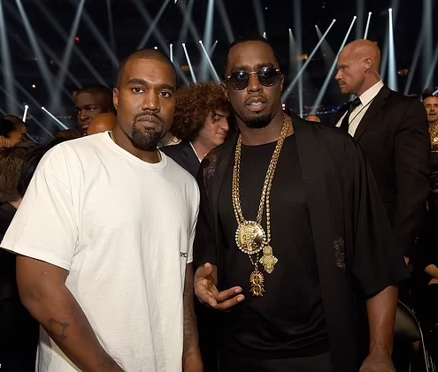 Dans un enregistrement audio d'un appel téléphonique entre les deux, obtenu par The Shade Room lundi,Diddy, âgé de 55 ans, actuellement incarcéré à Brooklyn, a exhorté son ami Kanye West , âgé de 47 ans, à "prendre le micro" et à "recommencer à sourire"