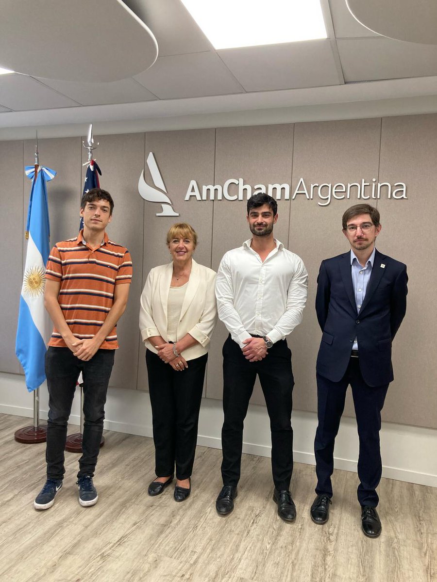Luego mantuvimos un encuentro con las autoridades de la <a href="/AmChamArgentina/">AmCham Argentina</a>. Trabajamos en más herramientas de internacionalización y de promocion de exportaciones a los Estados Unidos, como así también en la difusión de las oportunidades de inversión que ofrece #Mendoza. 🇦🇷🇺🇸