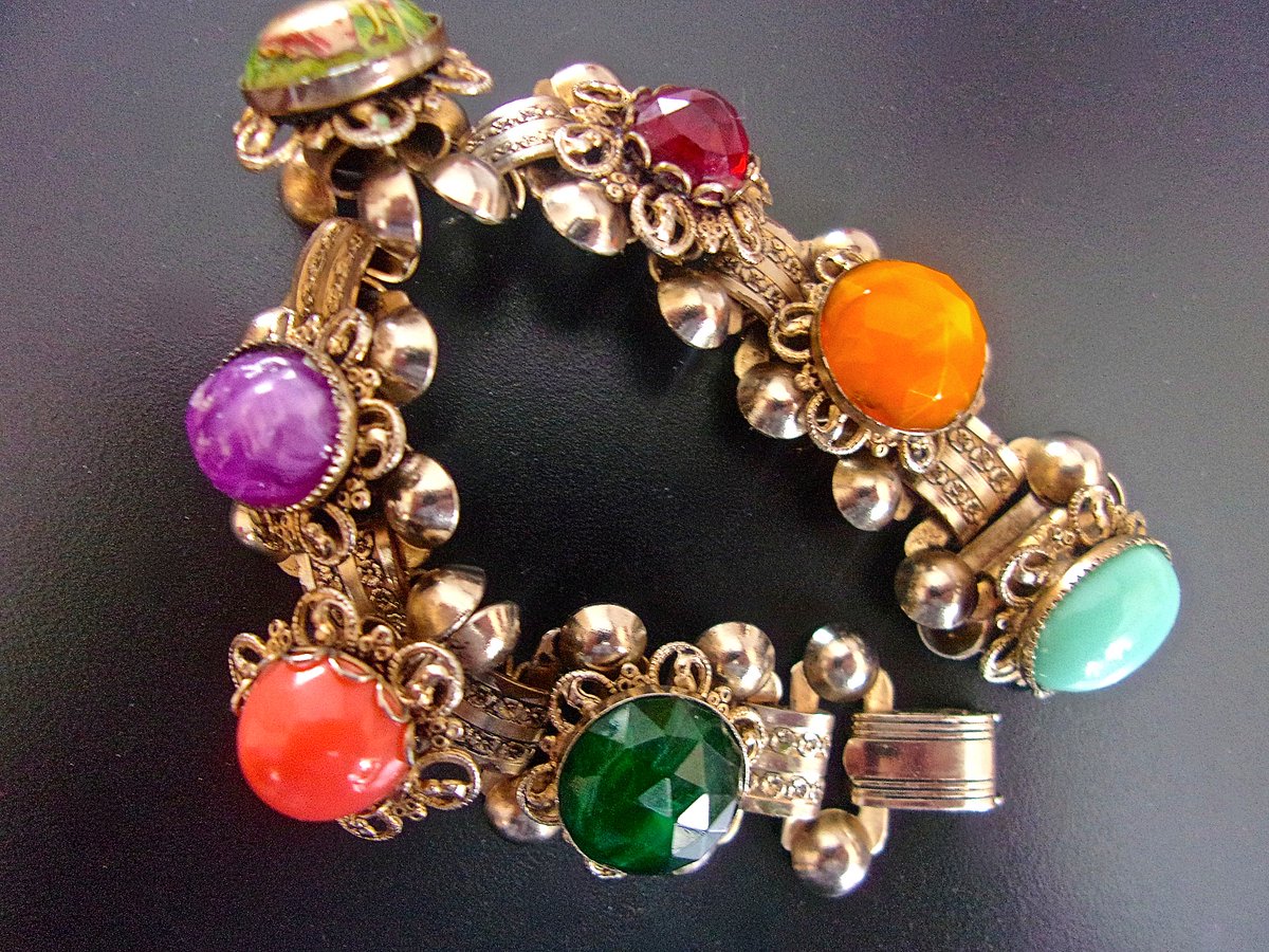 renaissancefai's tweet photo. https://t.co/797sQtBEIy
#bracelet #vintage #VictorianRevival #retro #multicolors #bookChain #courtingScene #people #Lucite #Cabochons #turquoise #pink #purple #blue #red #antiqueGoldTone #collectible #highDomed #ornate https://t.co/0mZk6QpAdx