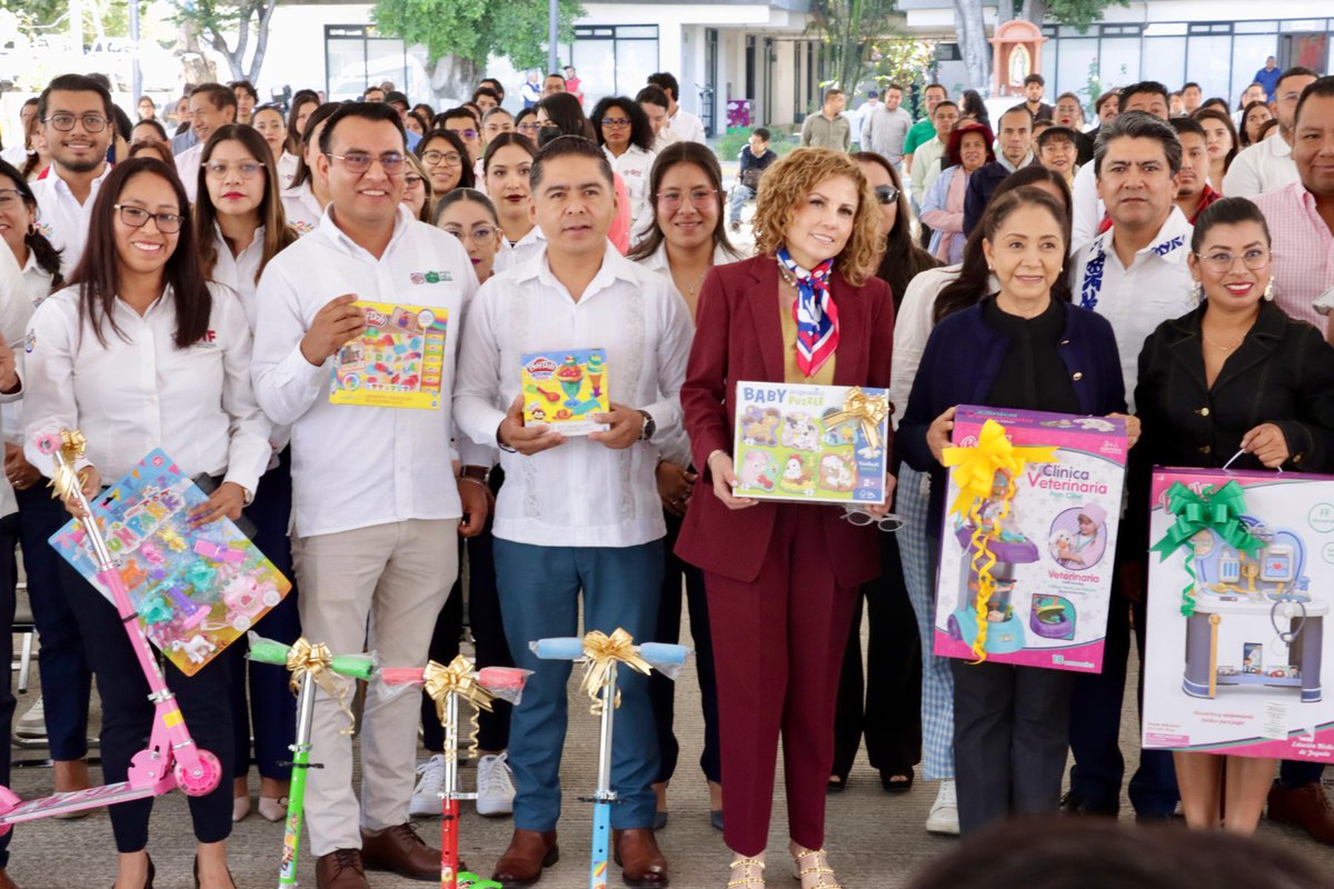 ContraProMx's tweet photo. 🎉 Se suma #MontedePiedad a la campaña #Bidao #Tsia del Sistema DIF #Oaxaca
#Oaxaca. Comprometidos por el bienestar de las familias de la entidad y en especial de las infancias, esta mañana, el Monte de Piedad del Estado de Oaxaca, se sumó al arranque de la campaña BidaoTsia, un #juguete una ilusión.
Campaña que encabeza la Presidenta del Sistema #DIF Oaxaca, la señora #IrmaBoñalos Quijano y la cual busca beneficiar a niñas y niños de las comunidades más vulnerables de nuestro estado, llevando una sonrisa e ilusión para el próximo 30 de abril.
@GobOax @salomonj