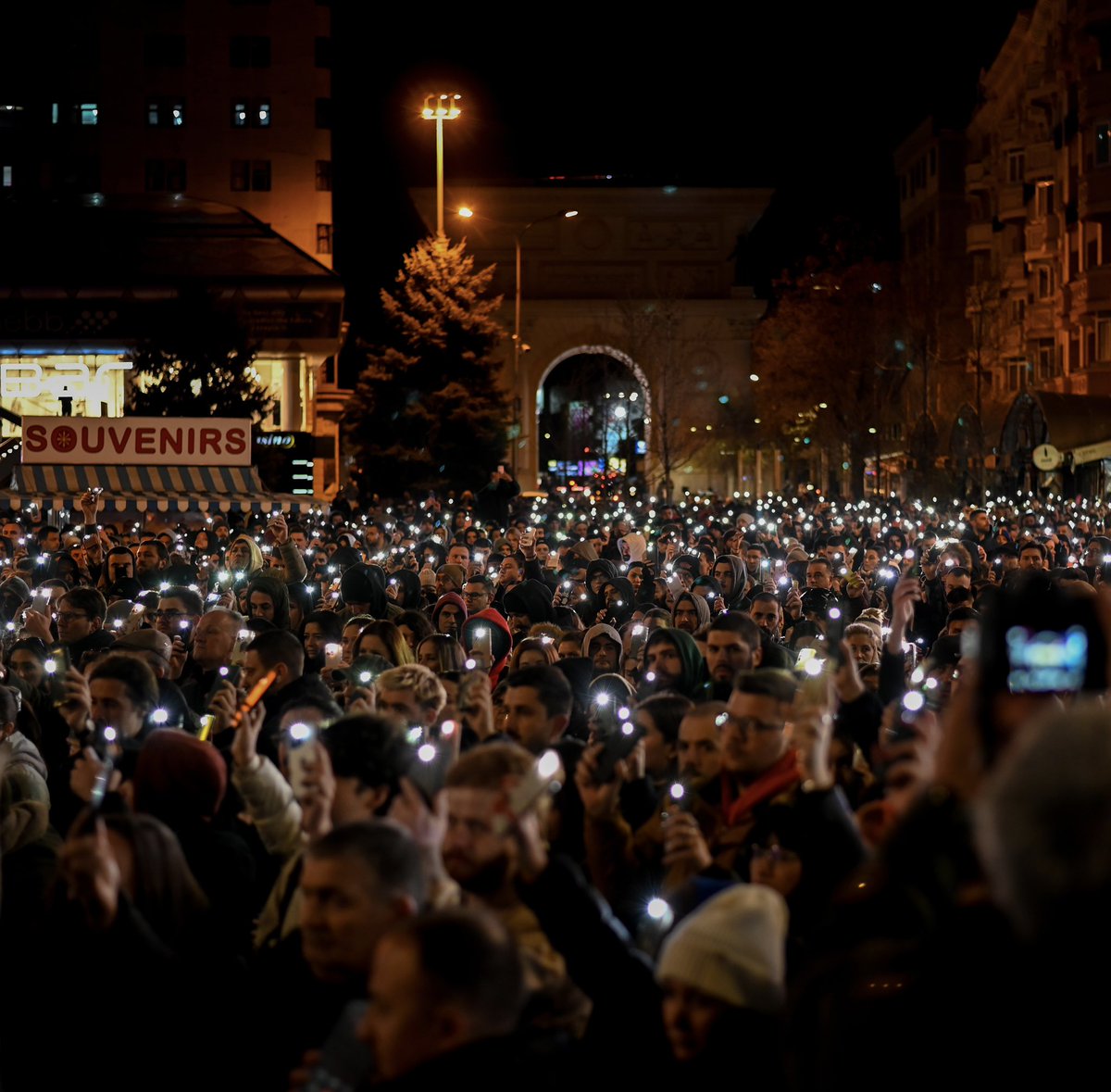 ArbnoraMemeti's tweet image. Skopje stands united in grief, paying tribute with 34 minutes of silence for the victims of the Kočani tragedy.