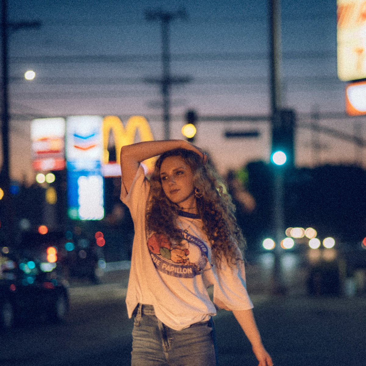 Emily James (@musicemilyjames) on Twitter photo hey so !!! Suburbia comes out this Thursday at midnight 🥹 alsoooo west coast i have some veryyyy exciting news to share w you tomorrow AHH 💖💖
presave: emilyjamesmusic.ffm.to/summernostalgia
📸: the lovely <a href="/LindseyByrnes/">Lindsey Byrnes</a> hey so !!! Suburbia comes out this Thursday at midnight 🥹 alsoooo west coast i have some veryyyy exciting news to share w you tomorrow AHH 💖💖
presave: emilyjamesmusic.ffm.to/summernostalgia
📸: the lovely <a href="/LindseyByrnes/">Lindsey Byrnes</a>