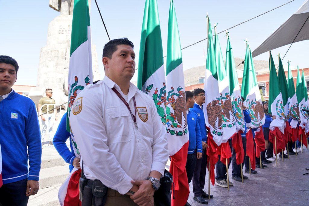 fgymexico's tweet photo. 🇲🇽 ¡Bienvenidos a casa, paisanas y paisanos! 🇲🇽

Desde #Pachuca, #Hidalgo, junto al gobernador @juliomenchaca_ y autoridades judiciales, legislativas, municipales, estatales y federales, dimos el banderazo de salida al Operativo de Semana Santa del Programa @heroespaisanos, que se llevará a cabo del 18 de marzo al 20 de abril.

Este esfuerzo, en coordinación con 40 dependencias, tiene como objetivo brindar información, seguridad, apoyo y vinculación a nuestros hermanos migrantes que retornan a casa para reencontrarse con sus familias y celebrar juntos, con el sazón del amor en la comida.

El programa cuenta con 479 observadores y 256 módulos distribuidos en el país, listos para atender y acompañar a quienes vuelven a su tierra.

#México te reconoce, te agradece y te abraza 🇲🇽❤️