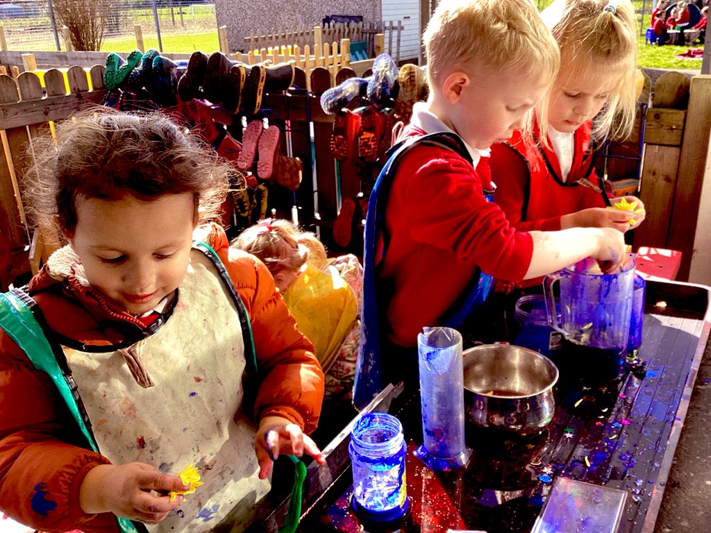 TownvilleEYFS's tweet photo. The ‘potion centre’ has been a popular addition to our outdoor provision. A hive of beautiful conversations, mathematical play and scientific discovery #EYFS https://t.co/wvWy89F3gw