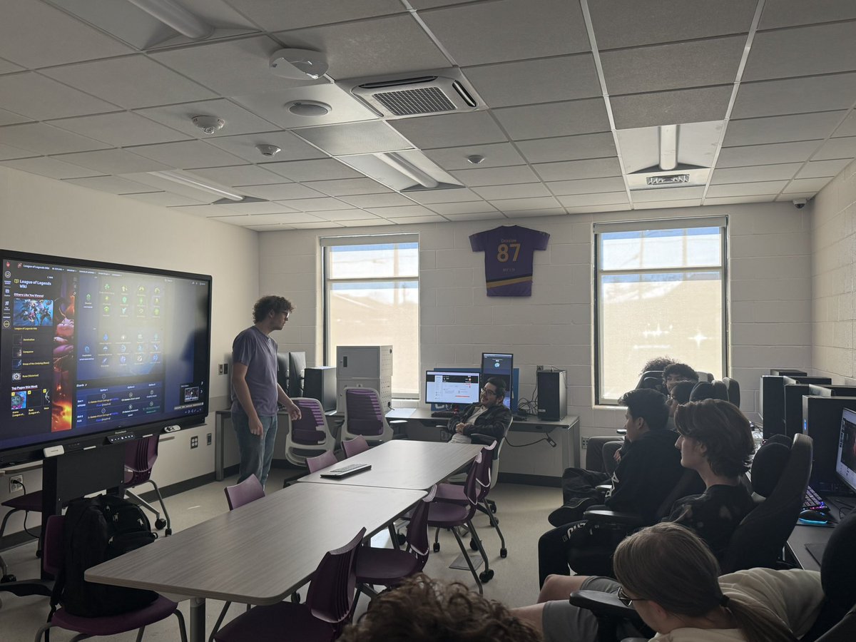 BGHS Esports (@bghs_esports) on Twitter photo .<a href="/BGHSPurplesNews/">The Purple Spirit</a> Grad and <a href="/WKUEsports/">WKU esports</a> player Beni Por teaching game strategy and tactics to the BGHS <a href="/LeagueOfLegends/">League of Legends</a> team. .<a href="/BGHSPurplesNews/">The Purple Spirit</a> Grad and <a href="/WKUEsports/">WKU esports</a> player Beni Por teaching game strategy and tactics to the BGHS <a href="/LeagueOfLegends/">League of Legends</a> team.