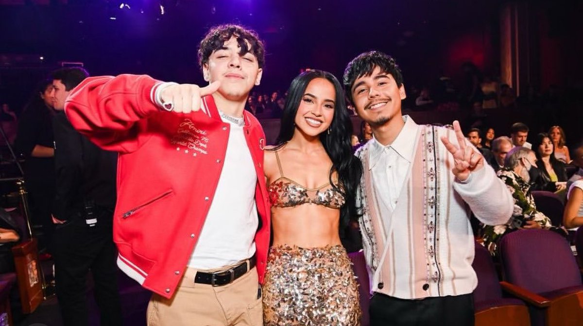 Ivan Cornejo junto a Becky G y Xavi en #iHeartAwards