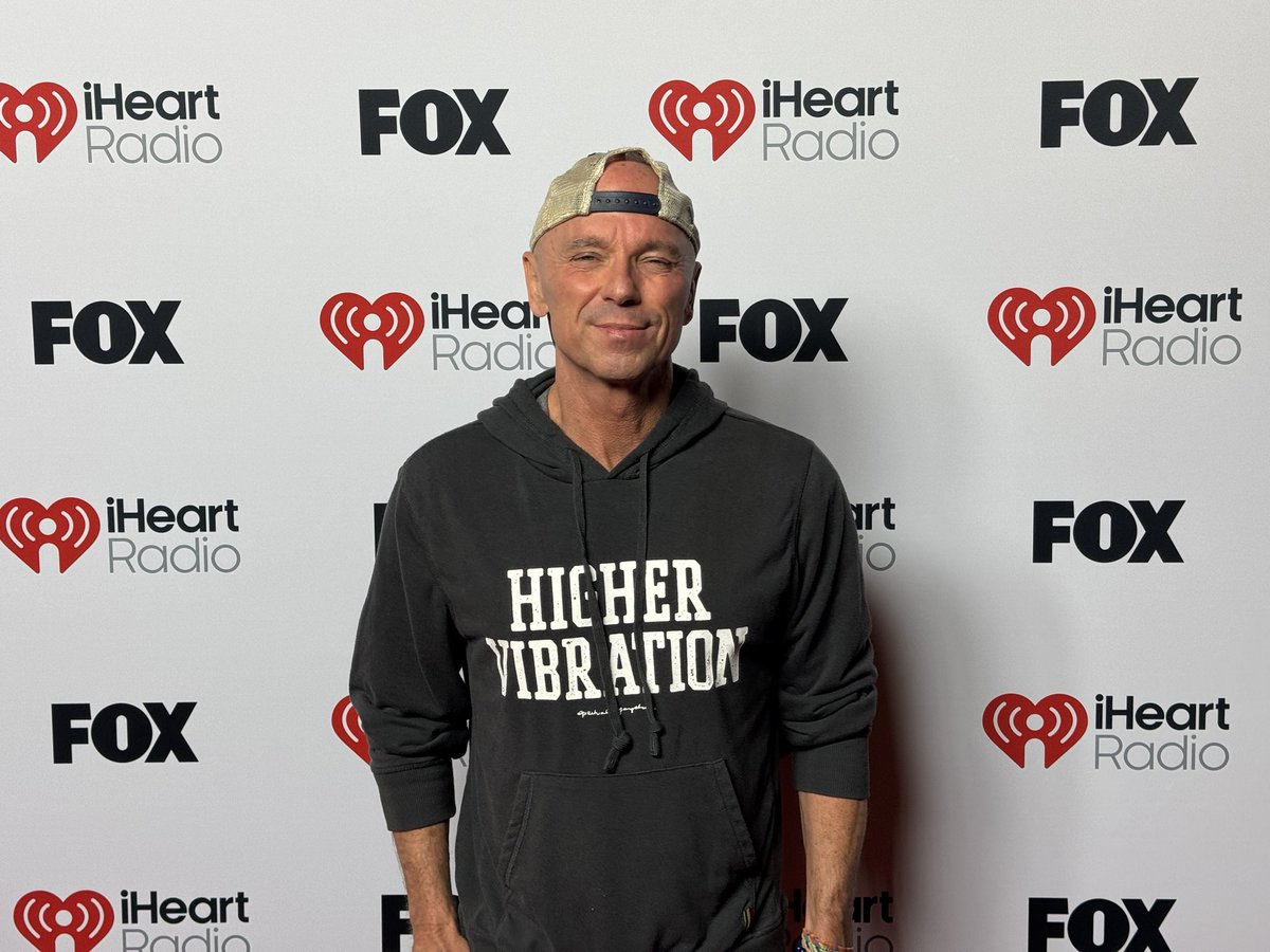 kennychesney's tweet photo. It was a blast doing the @iHeartRadio Music Awards last night. Thank you to @KelseaBallerini for introducing me. See everyone at @SphereVegas in a couple months. https://t.co/PfnwiZHmf3
