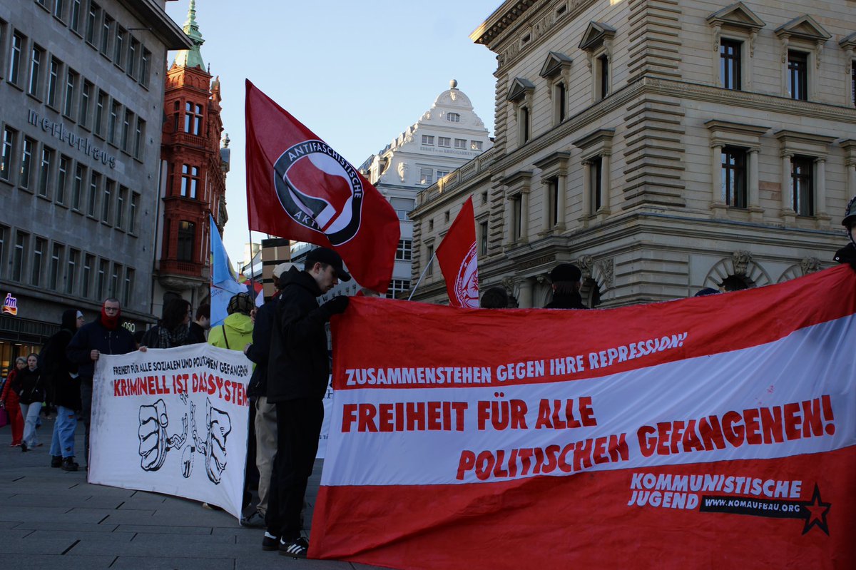 Interjugend's tweet photo. [#Leipzig]

Bilder unserer heutigen Demonstration in Solidarität mit allen inhaftierten und verfolgten antifaschist:innen und revolutionär:innen!

Freiheit für Paul, Klette, Maja und alle anderen!
#Freeallantifas #freeklette #le1803 https://t.co/P8ff4VSNWT