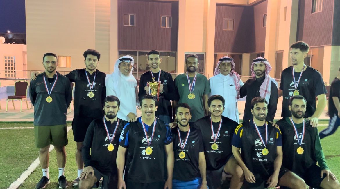 alzamelFamily's tweet photo. أقيمت اليوم المباراة النهائية في دوري الأسرة لكرة القدم بالمنطقة الشرقية وتم تتويج الفريق البطل. كل الشكر لمن شارك وحضر في البطولة وشكر خاص لشركاء الدوري "راز أموال" و"نفط انيرجيز". https://t.co/31mn0PzK71