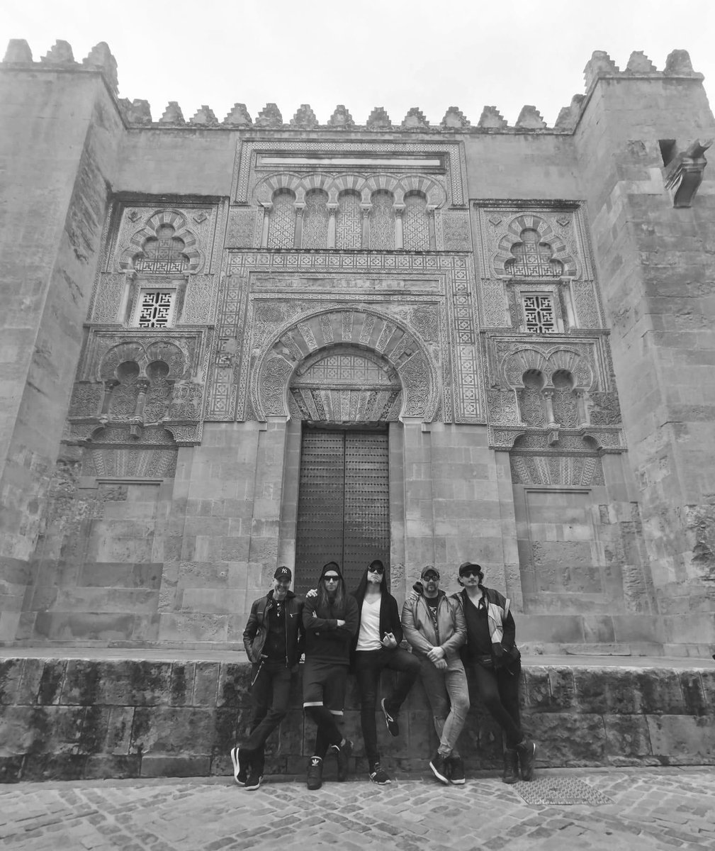 InMuneBand's tweet image. Recuerdos del Tour 2023, paseando por la judería de Córdoba. 
InMunes y Fuertes siempres🙌🙌🙌💪💪

#metalband #morti #MortiOficial
