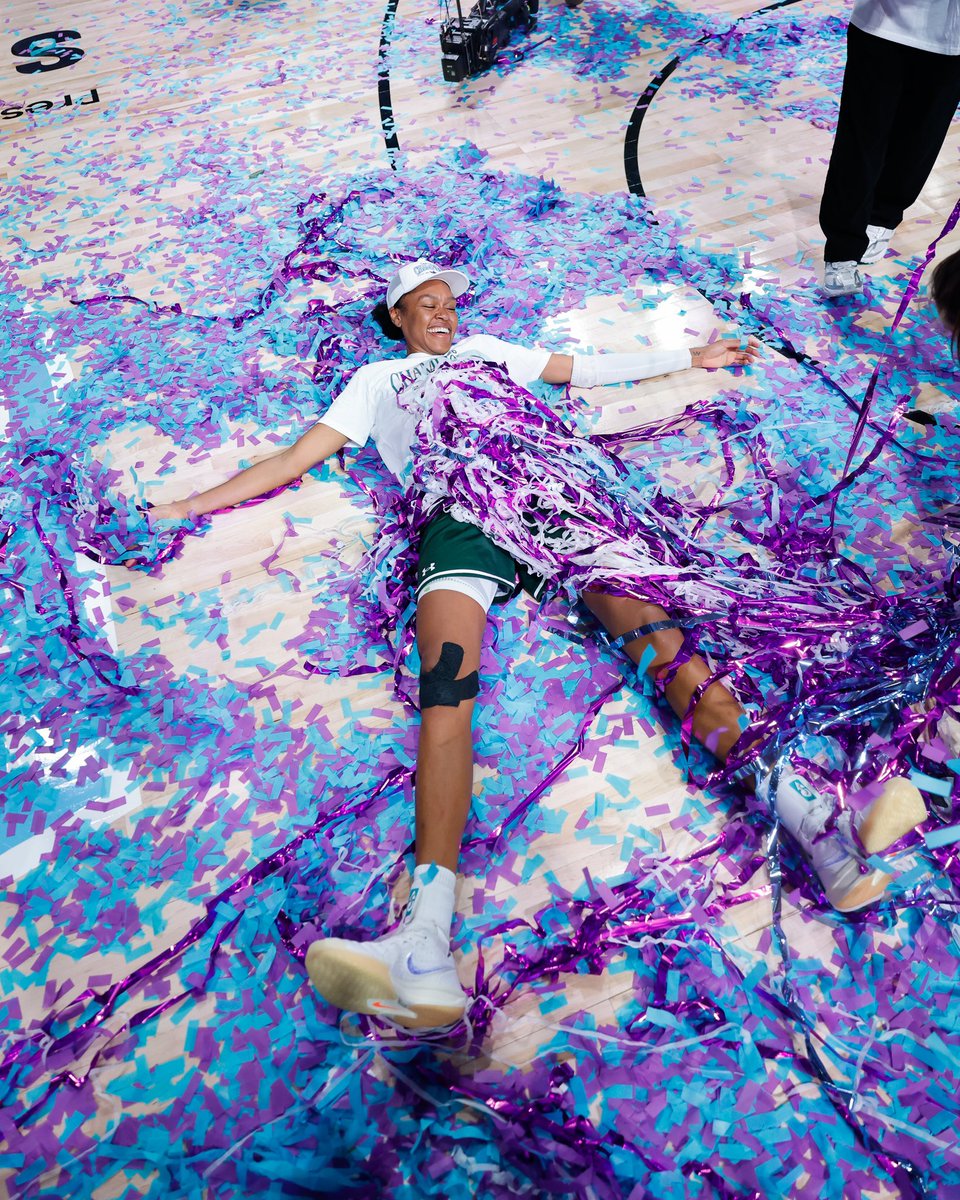 The joy of victory. 🌹👑

<a href="/stevens_azura/">azurá b. stevens</a> x <a href="/Unrivaledwbb/">Unrivaled Basketball</a>