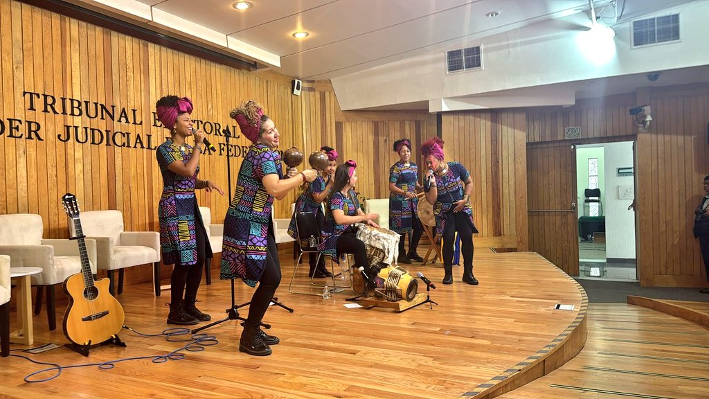 EvasyAdanes's tweet photo. Tejemos alianzas poderosas para la transformación social con perspectiva de género
Hoy el grupo colombiano @enkele_co se presentó en el @TEPJF_informa
@TEPJF_Esp 
MUJERES cantaoras llevando un mensaje poderoso desde la música ancestral 
#locreemos #lologramos 
#evasyadanes 
#8M https://t.co/2xQ1yWjHDP