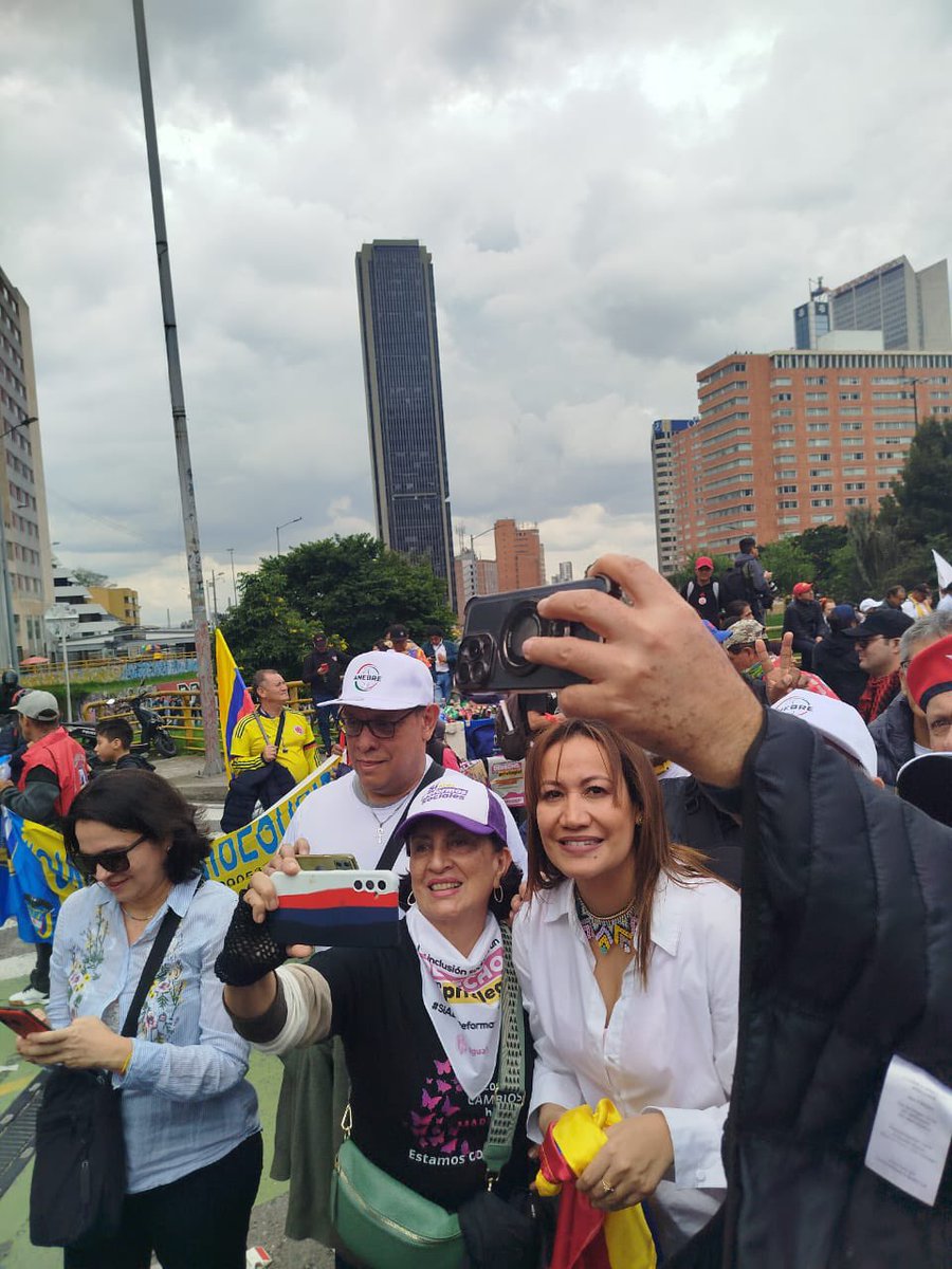 carolinacorcho's tweet image. Con plazas llenas en todo el país, los 8 senadores y senadoras decidieron hundir la reforma laboral. Una reforma que beneficia a los trabajadores y trabajadoras, a las madres comunitarias, a los celadores, al pueblo trabajador. 

Frente a esta oligárquica y arbitraria decisión…