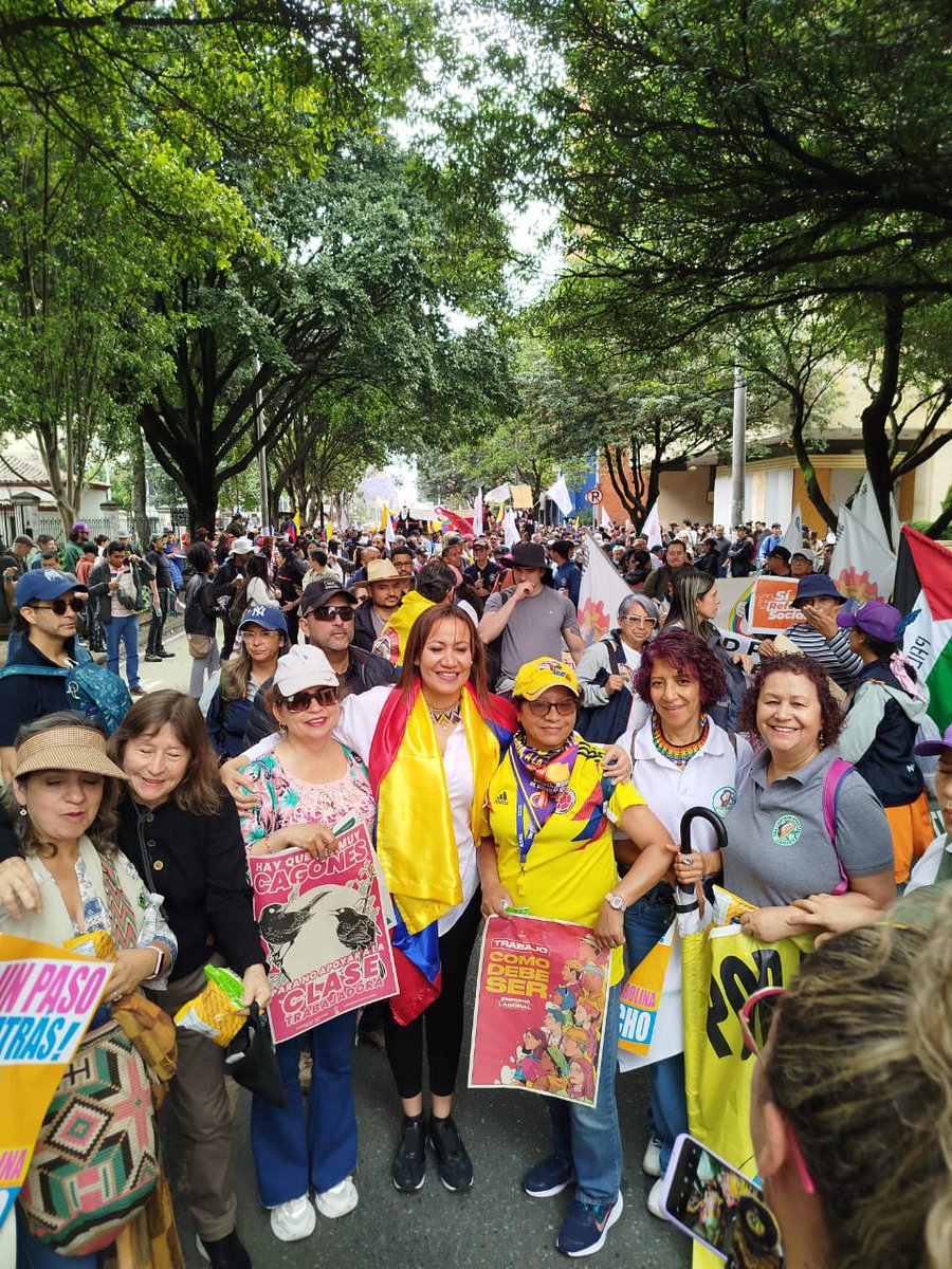 carolinacorcho's tweet image. Con plazas llenas en todo el país, los 8 senadores y senadoras decidieron hundir la reforma laboral. Una reforma que beneficia a los trabajadores y trabajadoras, a las madres comunitarias, a los celadores, al pueblo trabajador. 

Frente a esta oligárquica y arbitraria decisión…