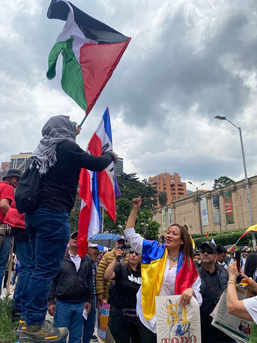 carolinacorcho's tweet image. Con plazas llenas en todo el país, los 8 senadores y senadoras decidieron hundir la reforma laboral. Una reforma que beneficia a los trabajadores y trabajadoras, a las madres comunitarias, a los celadores, al pueblo trabajador. 

Frente a esta oligárquica y arbitraria decisión…