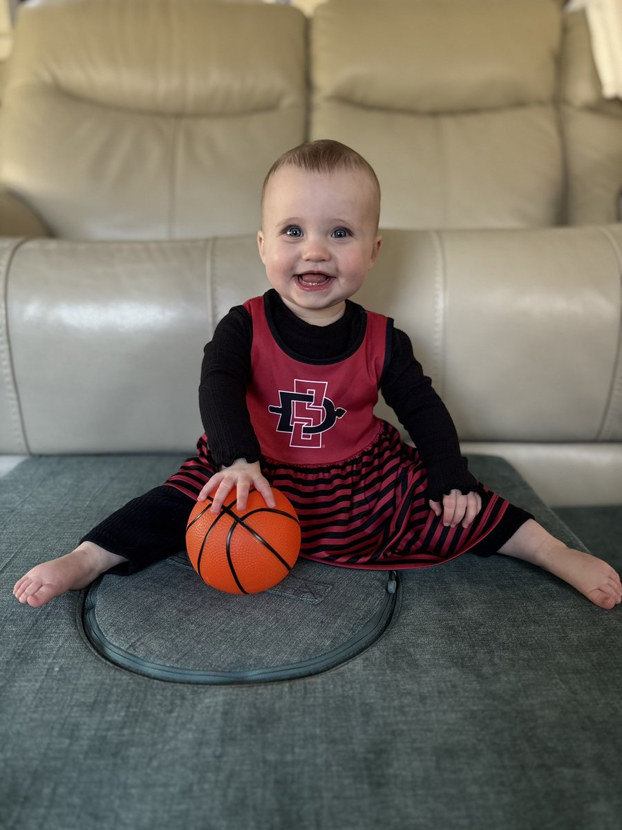 samaba's tweet image. This little fan says #GoAztecs 🏀