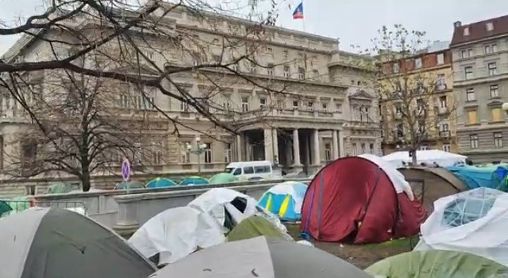 0utFreak's tweet image. Nekadašnja Dvorska bašta porodice Karađorđević je nakon Drugog svetskog rata, 1945. godine preuređena u gradski park koji je 1952. godine zbog česme izgrađene u samom parku, posvećene pionirima preimenovan u Pionirski park. 1/11