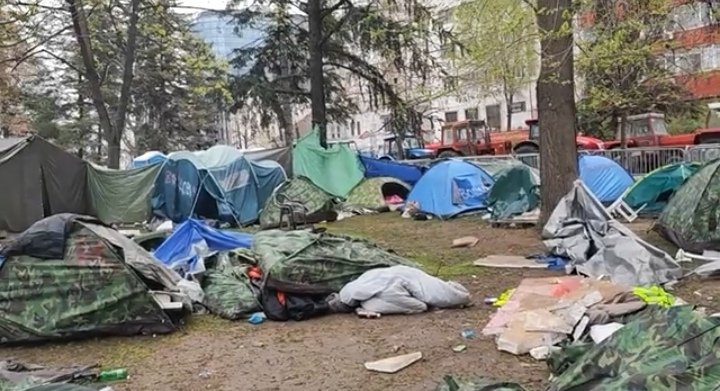 0utFreak's tweet image. Nekadašnja Dvorska bašta porodice Karađorđević je nakon Drugog svetskog rata, 1945. godine preuređena u gradski park koji je 1952. godine zbog česme izgrađene u samom parku, posvećene pionirima preimenovan u Pionirski park. 1/11