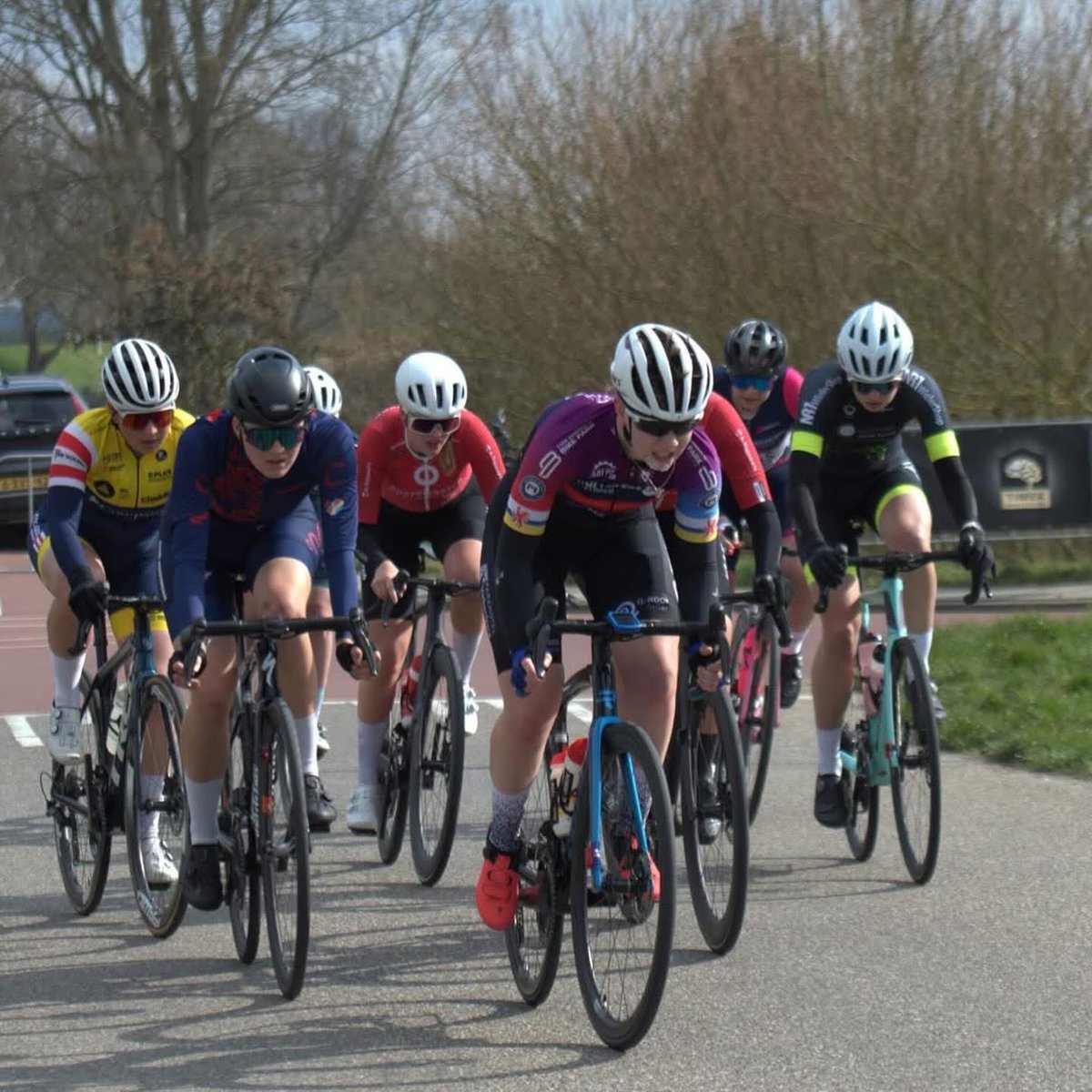 At the #rondevanoudvossemeer, Noor unfortunately had some material problems, but came back well. Jessy, Loes, Maaike, Silke and Noor finished in the peloton after a race of 60 km 💪

At the Spring Competition, Silke finished in the peloton and Monique raced to a nice 🥈🔥