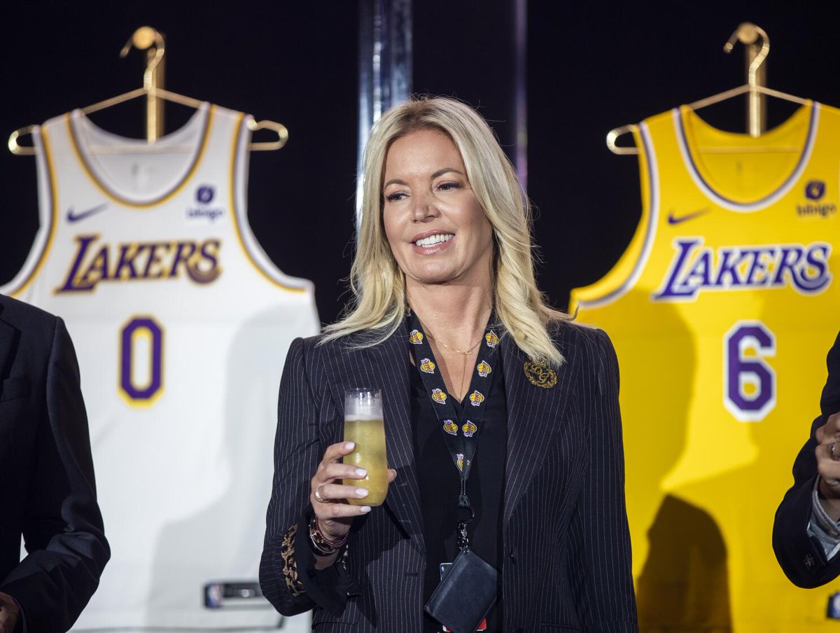 Doncic revolucionó los Lakers.

Pero hay una historia aún más grande.

Jeanie Buss no heredó la franquicia. La consiguió peleando contra su familia, el machismo y el poder para convertirse en la única mujer con su cargo en la NBA y una de las más influyentes del deporte.🧵👇