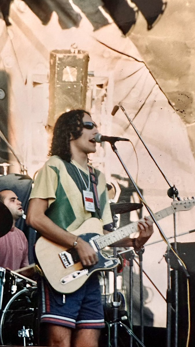 Una vez, en marzo de 2000 en el Teatro de Verano de Montevideo tocaron La Renga, La Trampa, Sórdromo y NTVG. Quien les habla vestía Short de Baño! 🤣 👙 
Ni hablar de esos lentes, que no recuerdo que fueran míos, pero ahí están. 
Dato no menor, Martín Gil 🎺 tocó de Chancletas!!!