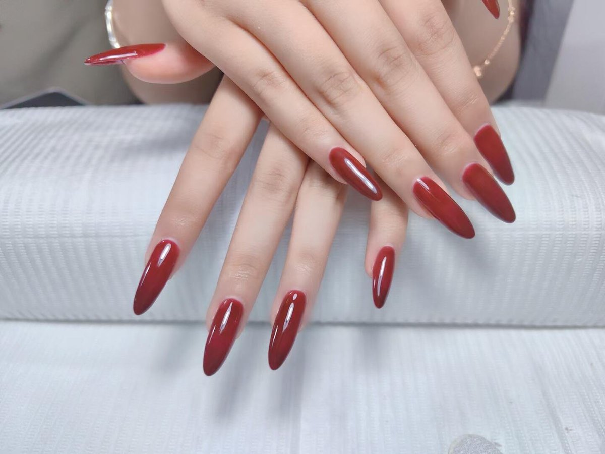 kaurpreet0203's tweet photo. Whoa whoa whoa. BFF's nails are done so long. And very noticeable.😑😑🧐 https://t.co/9hkEYJINl9