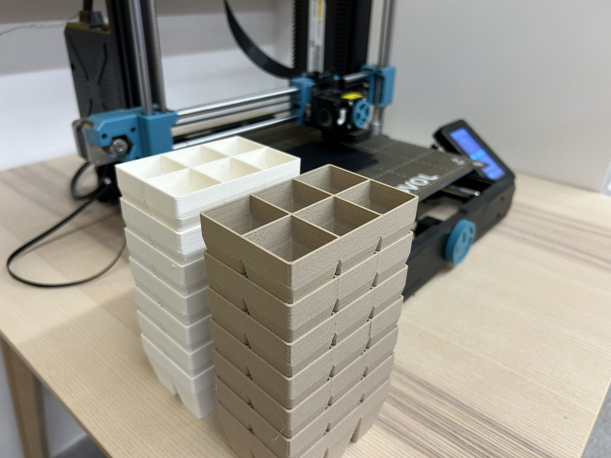 fontdelroure's tweet image. 🔵 Les impressores 3D del nostre #FAIGlab treballant a ple rendiment! Estem fabricant safates de planter per motoritzar més llavors i seguir impulsant la biodiversitat cultivada. 🌱🔧 @eixarcolant @cesire @xarxaCb @crpanoia @InnovacioE #InnovacióEducativa #TecnologiaVerda