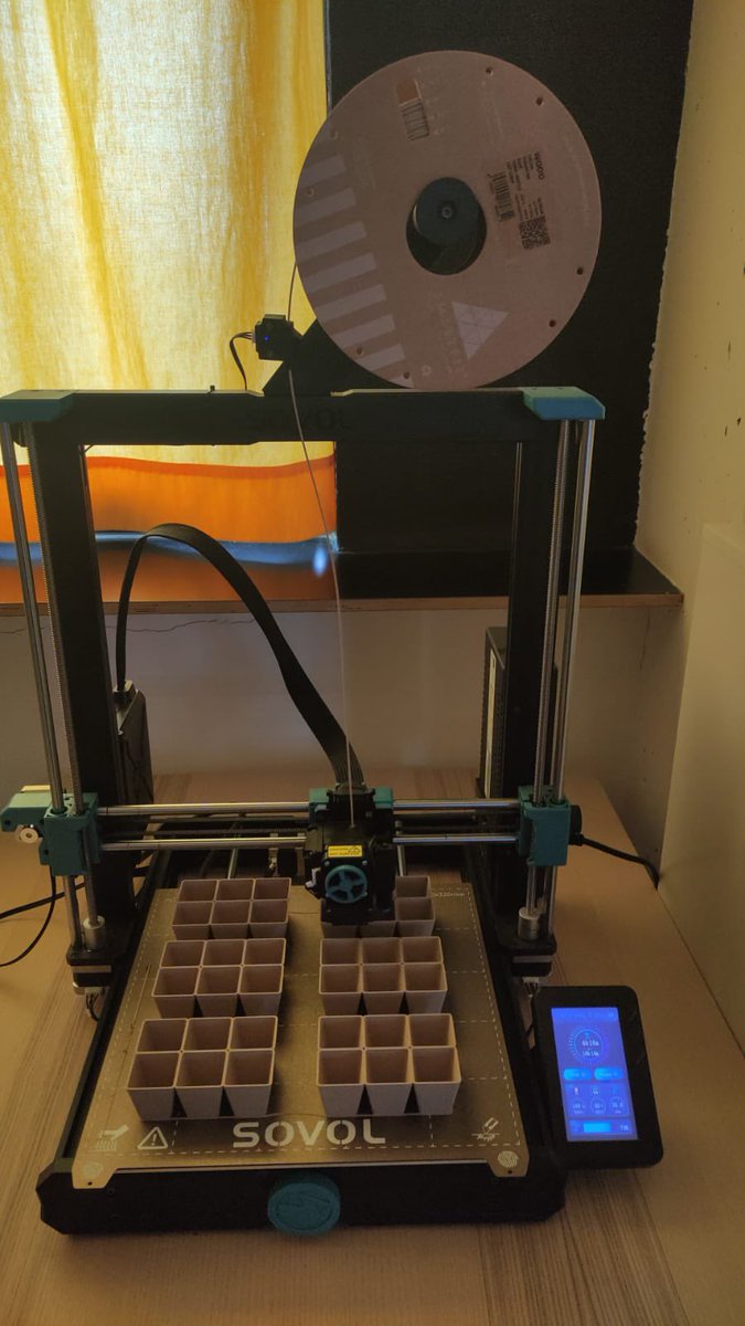 fontdelroure's tweet image. 🔵 Les impressores 3D del nostre #FAIGlab treballant a ple rendiment! Estem fabricant safates de planter per motoritzar més llavors i seguir impulsant la biodiversitat cultivada. 🌱🔧 @eixarcolant @cesire @xarxaCb @crpanoia @InnovacioE #InnovacióEducativa #TecnologiaVerda