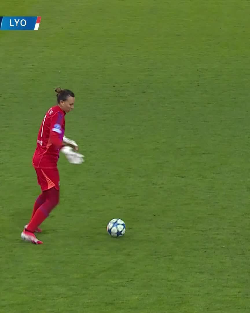 👌 Textbook from Lyon to go 2-0 up against Bayern, as Heaps sets up Dumornay!Watch the game live on DAZN & join the DAZN FanZone ▶️  #UWCLonDAZN #UWCL
