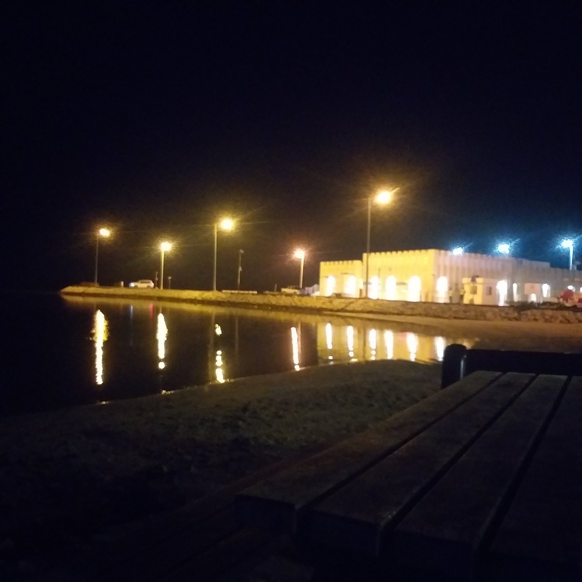 SayedBadowy's tweet photo. الحياه تأكل نفسها على طاولة الغياب .
تعددت وجهات النظر واتفقت في الأسباب .
ما بالهم!  الا يعيرونا بصر  لا يفتقد الأحباب ؟
توقف القلب الطيب وناح على فراقه الأغراب .
كيف لشاعر ان يصف عزلة نفسه بين الأعراب. 
او كيف لجسد يعشق الهروب وعقل كذاب ،.
أن يدركوا الحقيقة ممن حولهم من الذئاب. https://t.co/oj1IFmoRBM
