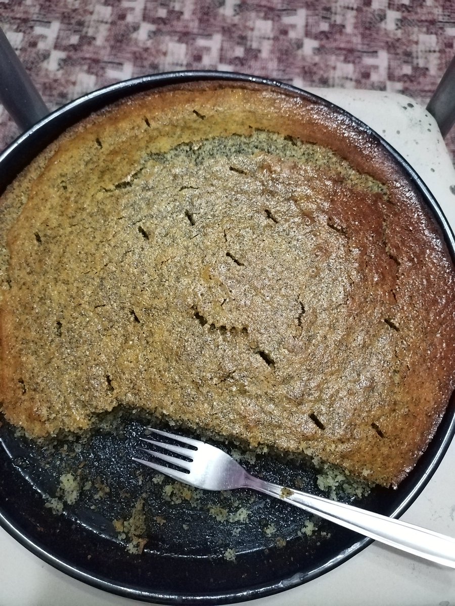 İlk defa hashasli irmik tatlısı yaptım. Tadı sunum kadar kötü ama ben bu malzemelere para verdim. Yiyecem mecbur.