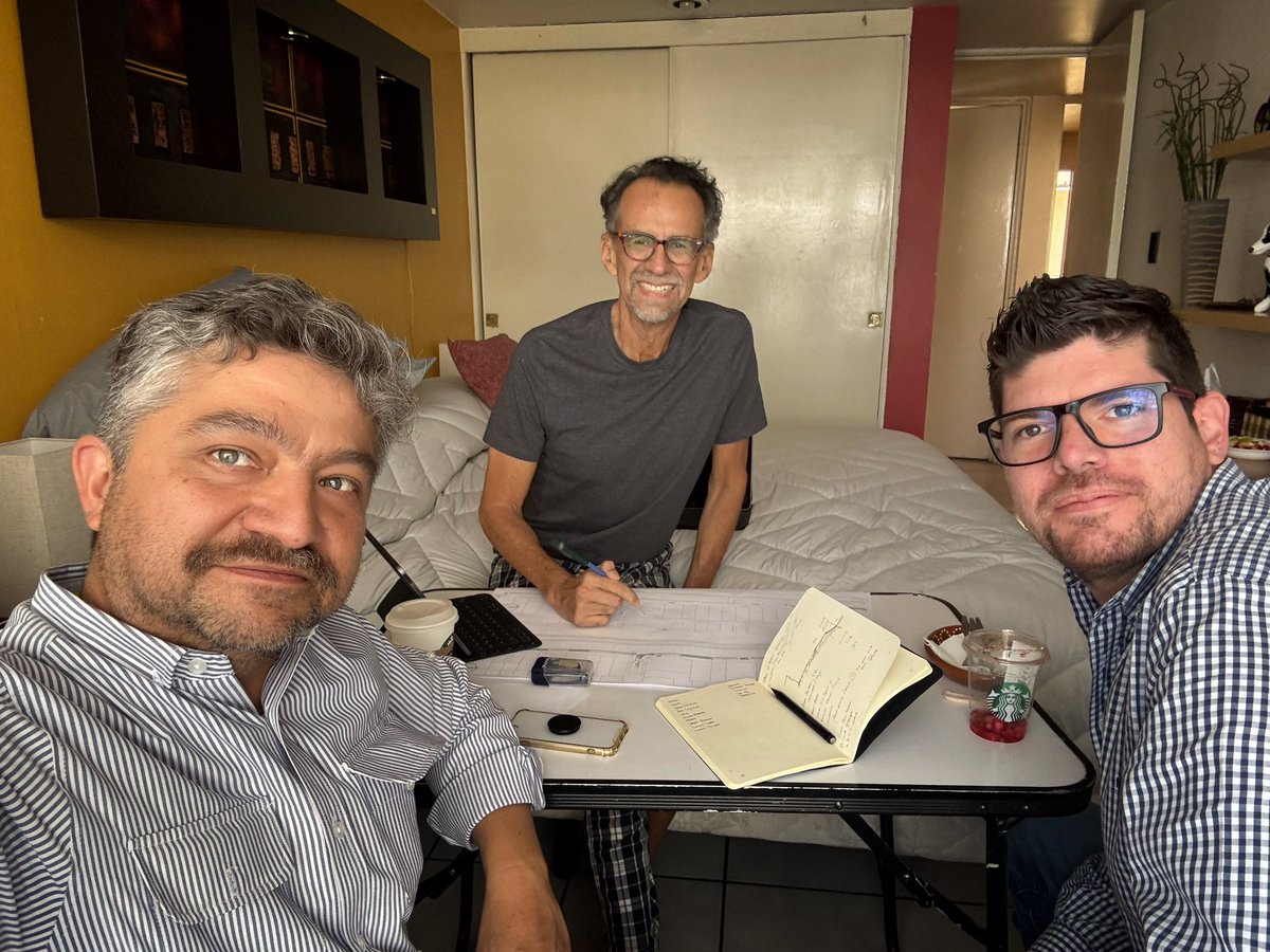 Javier_Hidalgo's tweet photo. Mi querida Jefa de Gobierno @ClaraBrugadaM ofreció construir 300km de ciclovías y me pidió le apoyara con mi experiencia en el diseño de una muy especial: la ciclovía que conectará el Centro Histórico y el Estadio Azteca

Desde mi recámara avanzando con mi cómplice ciclista, arquitecto, activista y amigo el gran @rogeliopinto trabajando en la que será  la mejor ciclovía de la Ciudad de México. 

La Ciudad de México se embellece rumbo al Mundial ✌🏽⚽