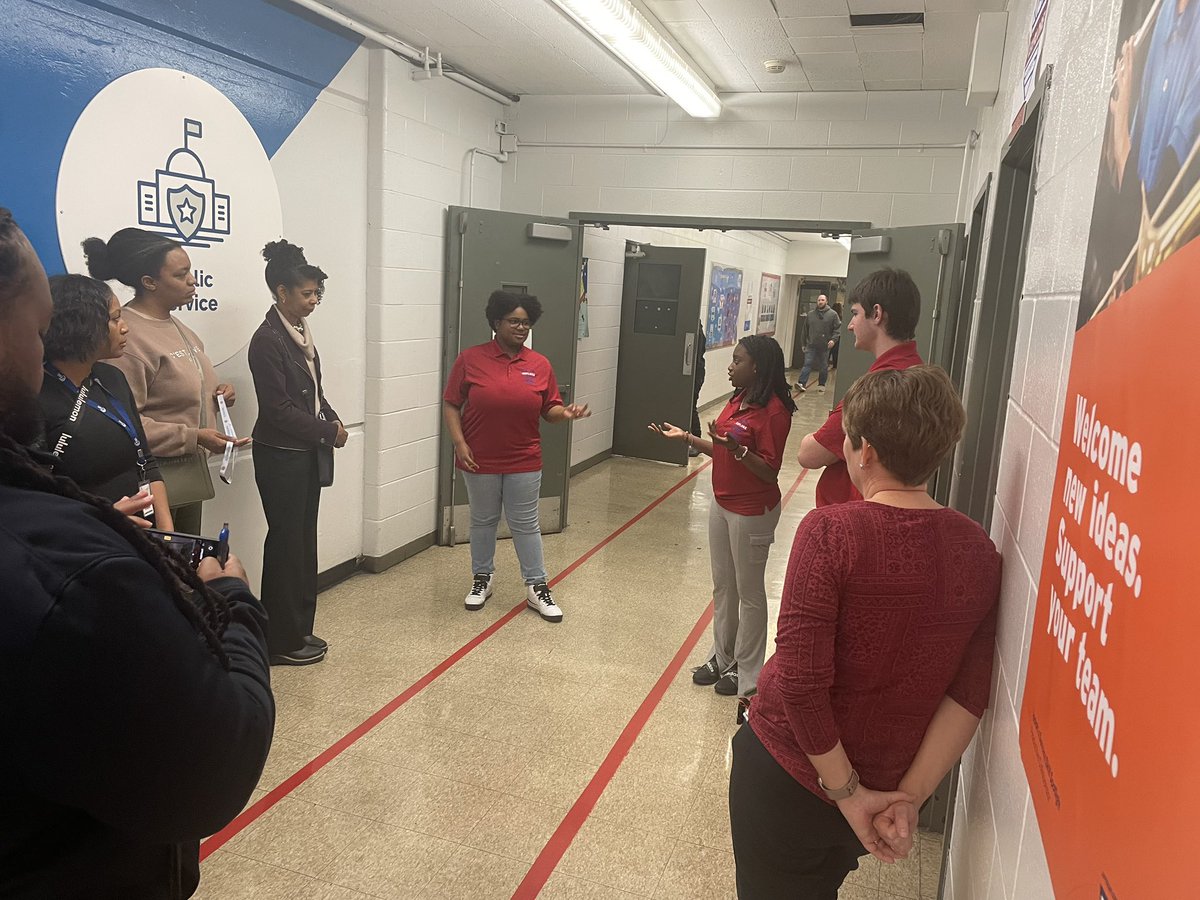 ExploreTJMS's tweet image. Explore Ambassadors greeting future LTR teachers and providing an engaging and fun tour! Proud of their leadership and excitement! @TJPatriots @ExploreJCPS @JCPSExploreEA
