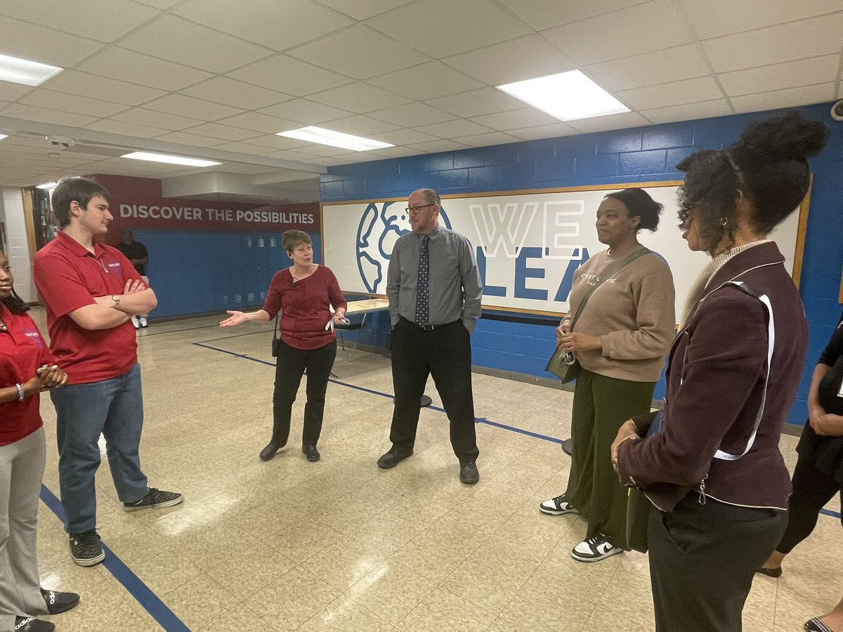 ExploreTJMS's tweet image. Explore Ambassadors greeting future LTR teachers and providing an engaging and fun tour! Proud of their leadership and excitement! @TJPatriots @ExploreJCPS @JCPSExploreEA