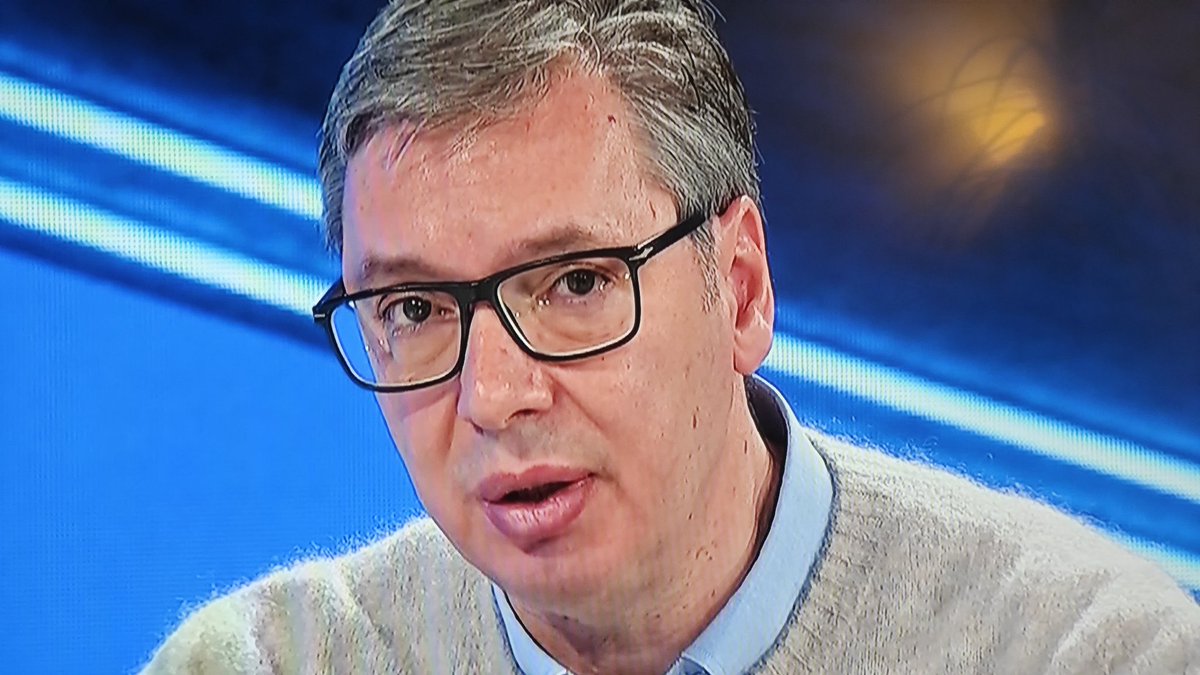 precednik i dalje priča u kameru