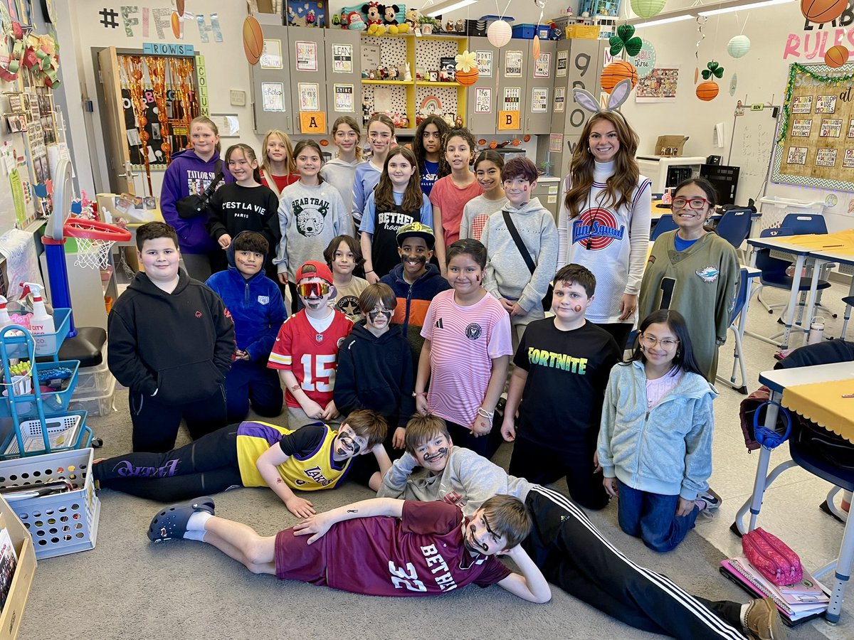 MsCelio's tweet photo. What a blast we had on our math madness review day!🏀💪🏼☘️ #johnsonpride https://t.co/oiCKV21Rbu