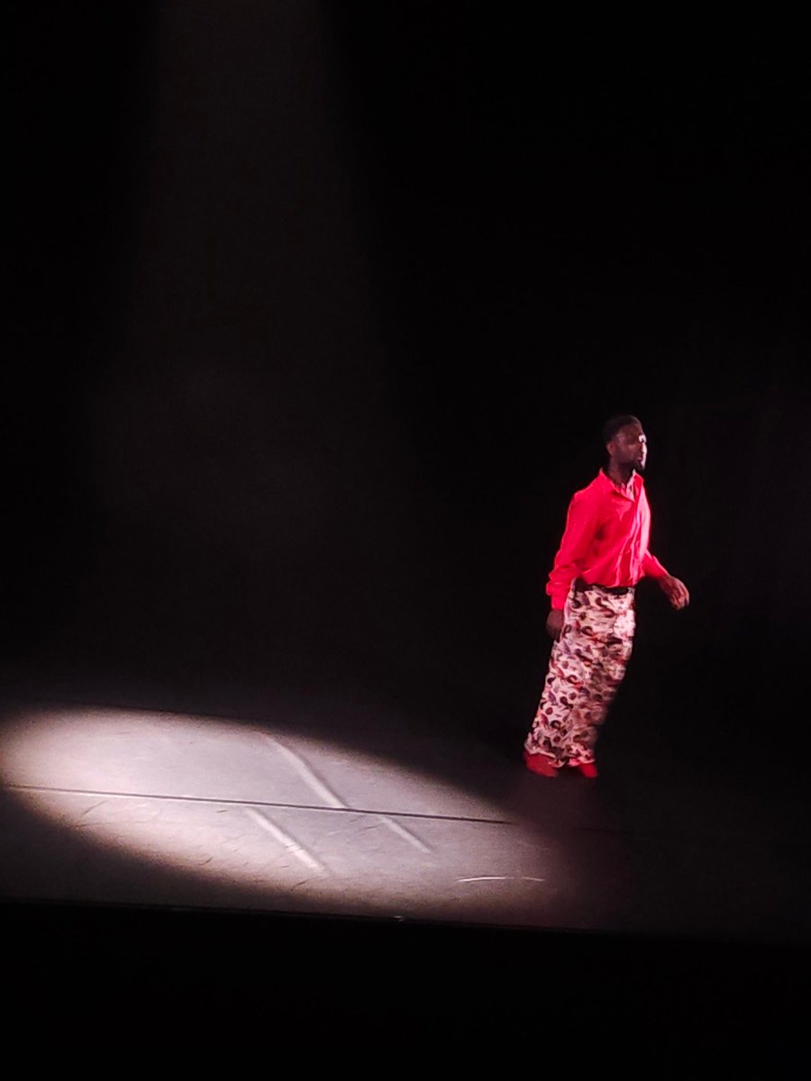 theatreBLIGNY's tweet photo. C’est dommage que vous ne soyez pas là.

Le solo du danseur ivoirien #WillyKazzama est vraiment un OVNI chorégraphique hors norme, posé au pinceau sur la toile par la chorégraphe #AnneNguyen.

[Superstrate[ vient d"être créé en résidence à l’#OperaDeMassy et mérite toute sa place sur le grand plateau de la mythique salle de specracle de la colline de #Bligny. 

Pour sa 21ème édition, le #FestivalEssonneDanse signe là encore une programmatiin contrastée, riche et fidèle à sa tradition : inviter le public à danser dans sa tête, en accompagnement de la performance des artistes sur la scène. 

Notre note : 18,789 sur 20 !