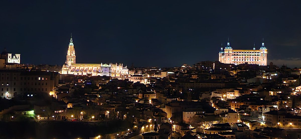 Merece la pena, querido turis, dormir en Toledo, solo por disfrutar de estas vistas.
Al estímulo visual se le suma el auditivo, con el fluir del Tajo, el olfativo con el olor a hierbas aromáticas y el táctil, con este frío de marzo. 
Buenas noches, gente.