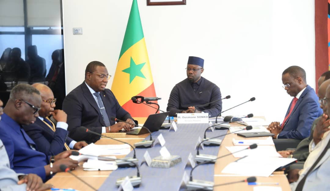 𝗠𝗲𝘀 𝗰𝗵𝗲̀𝗿(𝗲)𝘀 𝗮𝗺𝗶(𝗲)𝘀,

En ce mardi 18 mars 2025, sous la direction de Monsieur le Premier Ministre Ousmane Sonko, j’ai eu l’honneur de participer à une réunion interministérielle dédiée à l’état civil, organisée à la Primature.