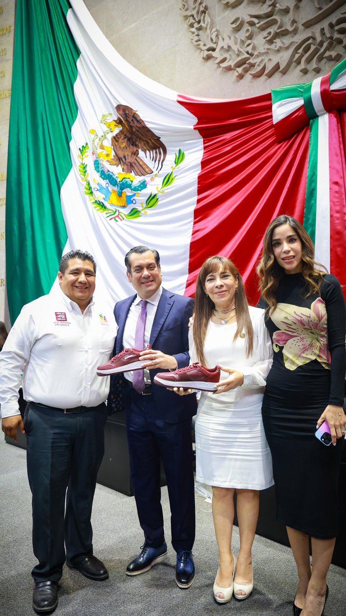 bobadillajorge's tweet photo. #PoniendoDeModa a #SanMateoAtenco  #EdoMex orgullosamente maestras y maestros zapateros 👞👟👠 en @Mx_Diputados pidiendo fortalecer el
Mercado Local y consumir lo #HechoEnMéxico
Gracias a la Dip
 @JulVillalpndomx  por la invitación

Somos #OrgulloZapatero 
Cc @delfinagomeza https://t.co/fQLUEiAG7F