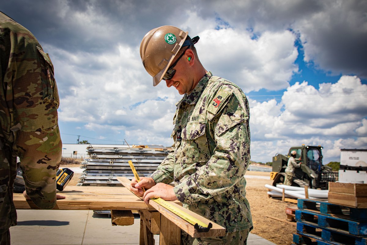 USNavy's tweet image. Can do! 👷‍♂️🔨💪

Seabees from Naval Mobile Construction Battalion 133 work tirelessly building, repairing, and sustaining the infrastructure that keeps Joint Task Force Southern Guard running.

#Seabees #Readiness #USNavy