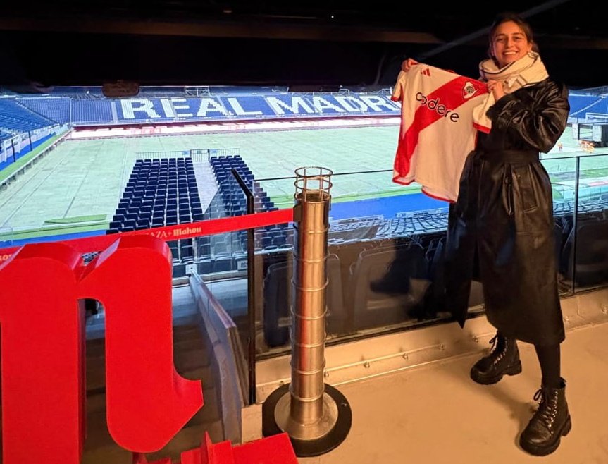 Mi hija ve vacaciones por Madrid!! Se llevó la camiseta para..........No pará Maca que Genia SOS 🤍❤️🤍. PD: dice : todavía se escucha " y va el tercero y va el tercero........'