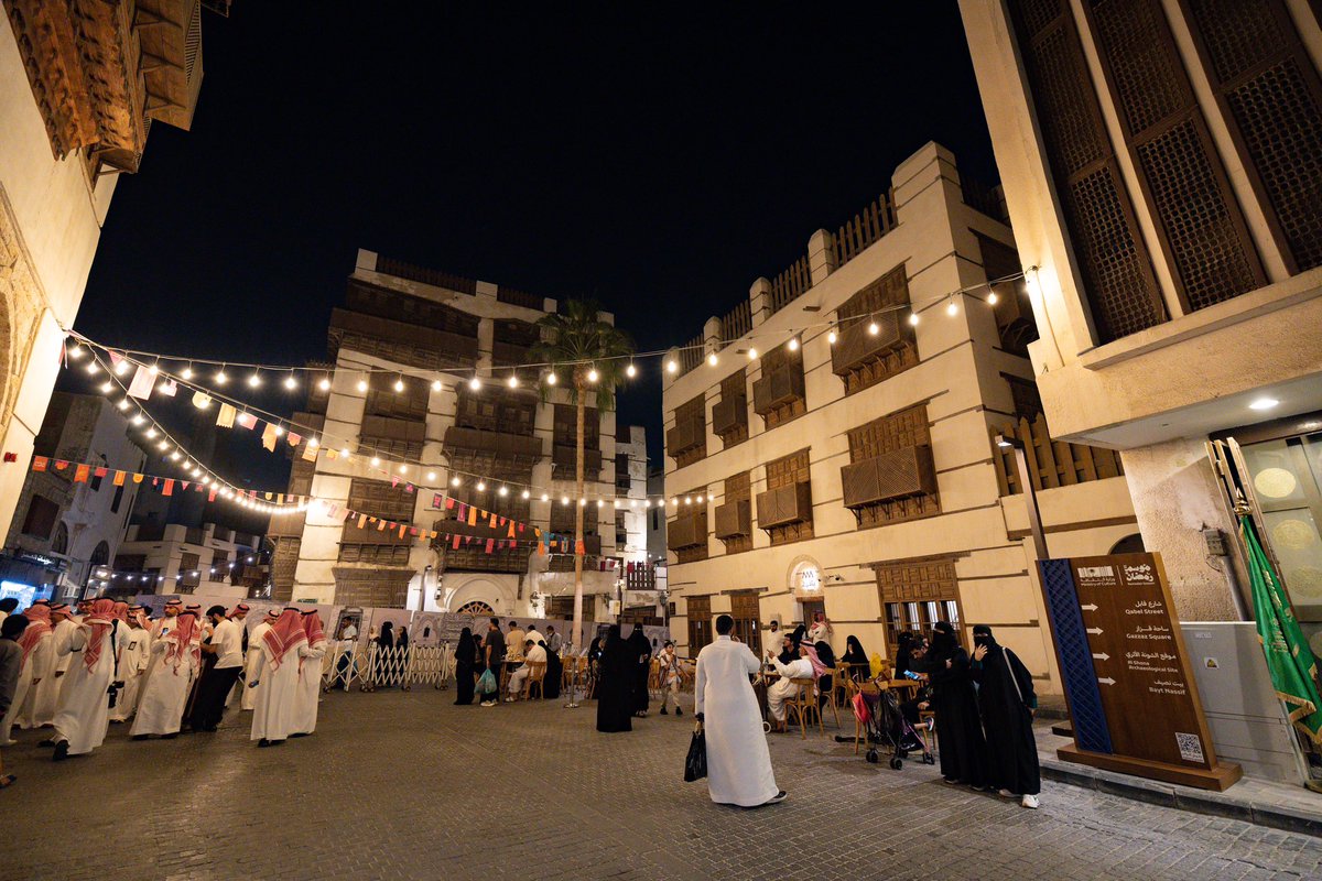 التجول في جدة التاريخية هو استكشاف لماضٍ مُلهم، حيث تروي البيوت القديمة حكايات تجار البحر الأحمر وأسفارهم؛ وكأنها رحلة عبر الزمن بين الأسواق التقليدية والمعالم التراثية الحية.