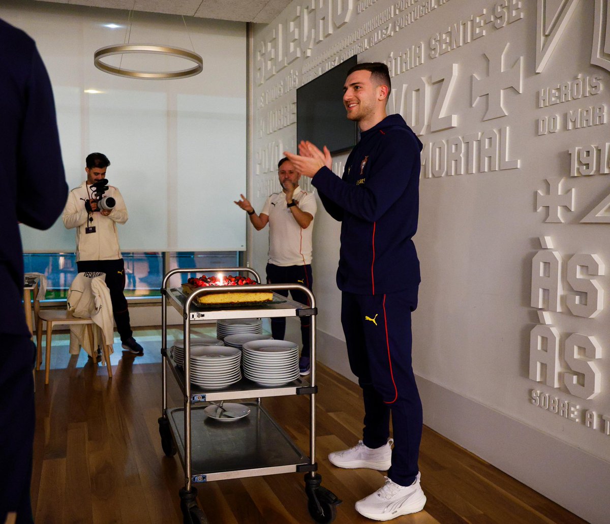 Thank you all for the birthday messages ❤️2️⃣6️⃣
Always special to spend the day with the <a href="/selecaoportugal/">Portugal</a> family ❤️