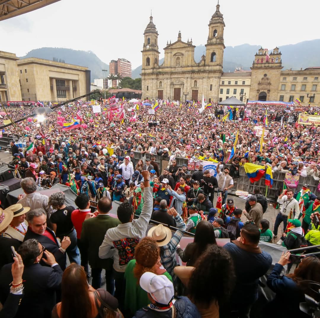 #HOY mientras el pueblo marcha por #ReformasSociales, al mismo tiempo, <a href="/SenadoGovCo/">Senado de la República 🇨🇴</a> hunde la #ReformaLaboral. El mensaje es claro: congresistas que se ganan $48 millones, les importa un pepino la gente que se gana un mínimo. Foto <a href="/infopresidencia/">Presidencia Colombia 🇨🇴</a>.
<a href="/petrogustavo/">Gustavo Petro</a> <a href="/cutcolombia/">Central Unitaria de Trabajadores</a>