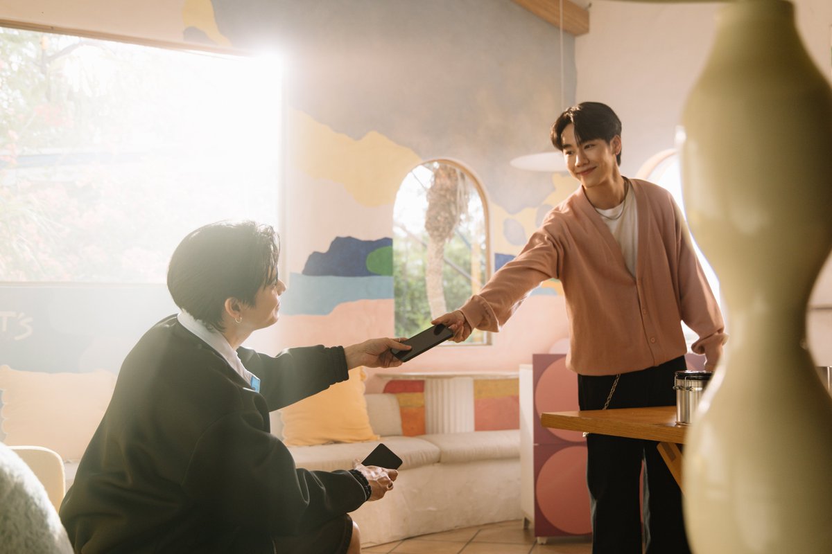 SamsungThailand's tweet photo. หนูมามุงเยอะมาก จนพี่ซซหวั่นไหว 🥹 สปอยล์เลยละกัน
เตรียมตัวมากุมมือ…
ถือใหม่ #GalaxyA56 5G ไปกับหยิ่นวอร์
22 มี.ค. 68 นี้ กดหัวใจ กดรีทวิตรัวๆ รอเลย 💗

📌📱 https://t.co/Dw3CLkM06X

#GalaxyxYinWar #Samsung https://t.co/lybOoEKo7p