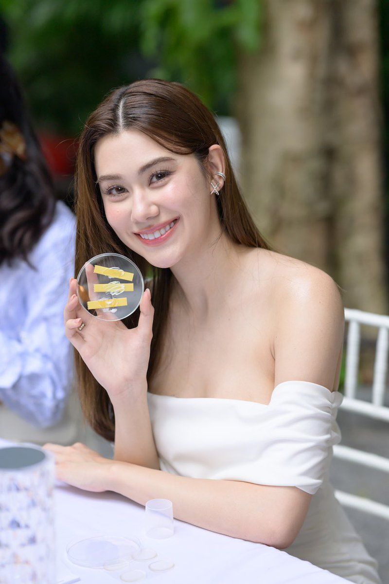 LalinaLena1999's tweet photo. “ลีน่า ลลินา” ขึ้นแท่นพรีเซนเตอร์
DERMAFORA 🤍🦋✨🪽
เปิดตัวสกินแคร์ครั้งแรกในประเทศไทย ตอบโจทย์ทุกสภาพผิวภายใต้คอนเซปต์ WHERE SCIENCE MEETS NATURE
🔗: https://t.co/BP4Wrzq4F9
#ลีน่าลลินา #lalinalena #LENAfora #ผสานพลังเพื่อผิวสุขภาพดี #WhereScienceMeetsNature #DERMAFORAThailand