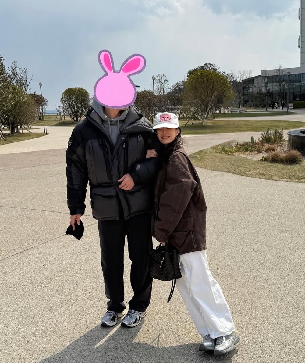 stitch_pololo's tweet image. ให้อารมณ์แบบใครกันนะพ่อหนุ่มที่ควงแขนด้วยเพราะ"ซนเยจิน"เอาสตก.มาแปะปิดหน้าไว้ แต่คนแซวบอกมองยังไงก็"ฮยอนบิน"นั่นแหละ 555555555555