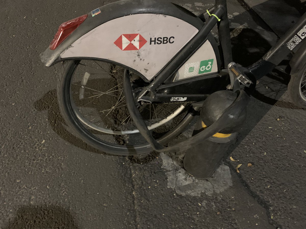 ancegopa's tweet photo. Ya no es raro, pero dejo constancia de cómo va decayendo @ecobici. Ahora fue en la CE-191 en la @AlcaldiaMHmx. Dos bicis inutilizadas con foco rojo y la única que me dejo sacar, con la llanta ponchada y la cámara fuera del rin. Ya hice el reporte correspondiente. https://t.co/ZXUwCRva3p