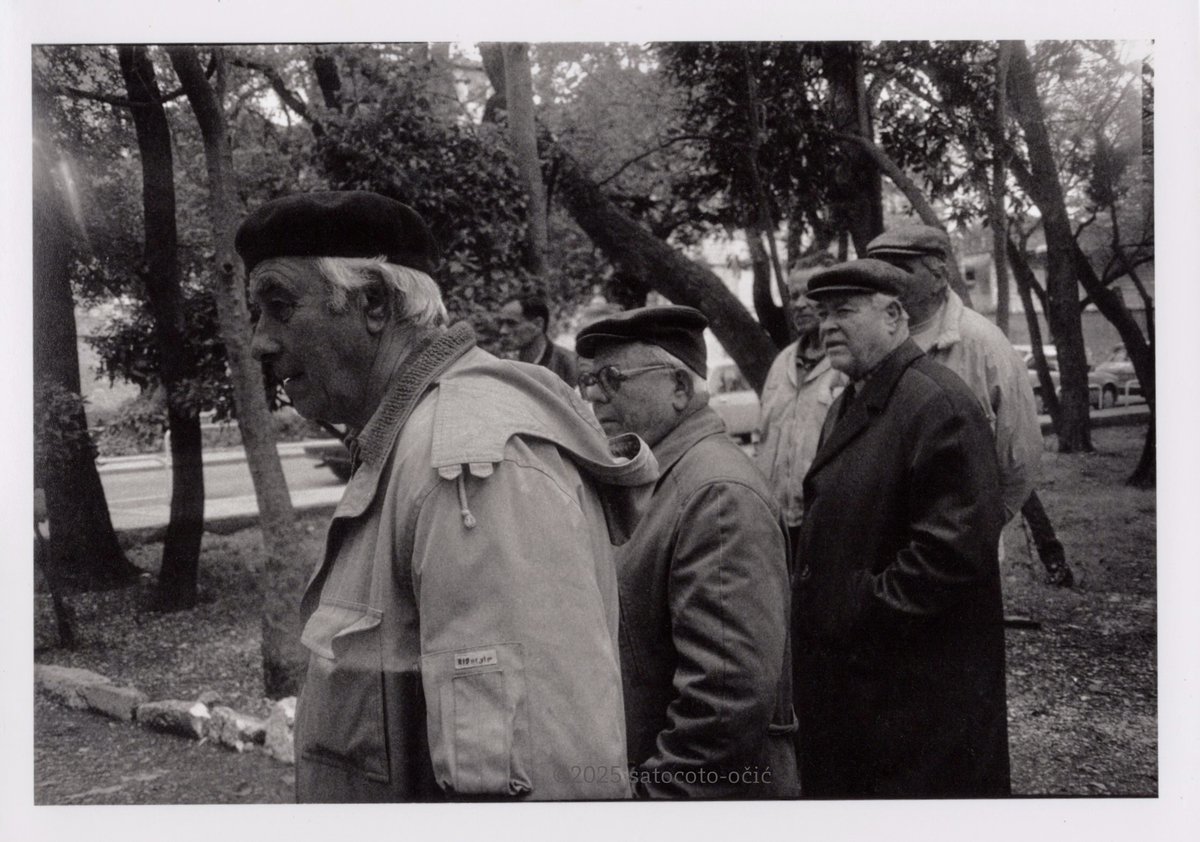 satocoto_foto's tweet photo. 愛しのベレーとハンチング・ブラダーズ
Beret and Hunting cap Brothers / Trogir, #Croatia 1997
#写真 #フィルム写真 #モノクロ #暗室 #ストリートスナップ #ベタ焼き #一人旅 #filmphoto #bnwphoto #35mm #bnw #streetphotography #monochrome #Beret #huntingcap #ベレー帽 https://t.co/Lrwzjh6BJL